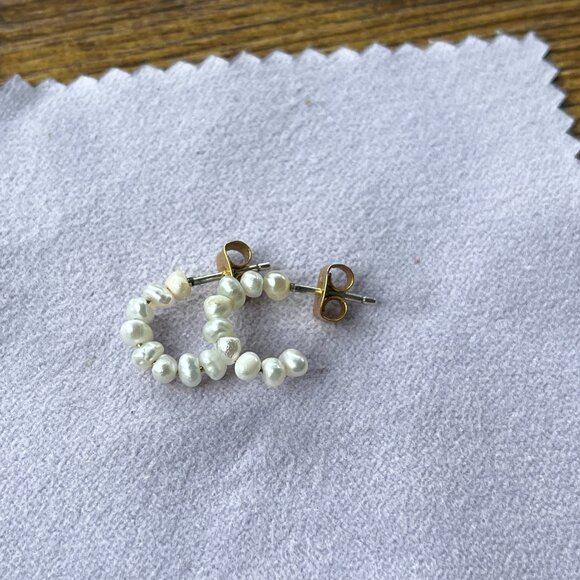Madewell Freshwater Pearl Huggie Hoop Earrings - Picture 2 of 3